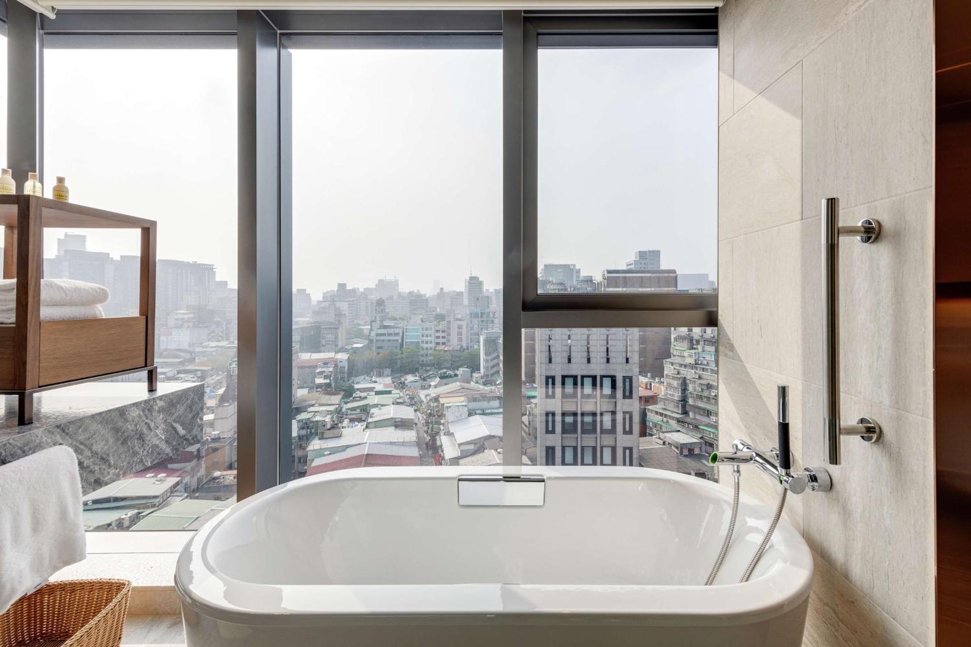 Doubletree By Hilton Taipei Zhongshan Экстерьер фото